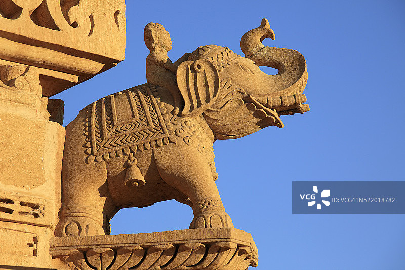 耆那教寺庙里的大象雕塑图片素材