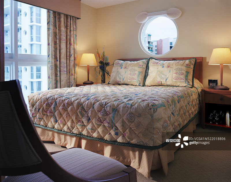 配有协调窗帘和床上用品的卧室图片素材