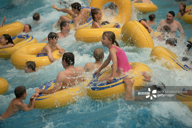 水上乐园的内胎滑行图片素材