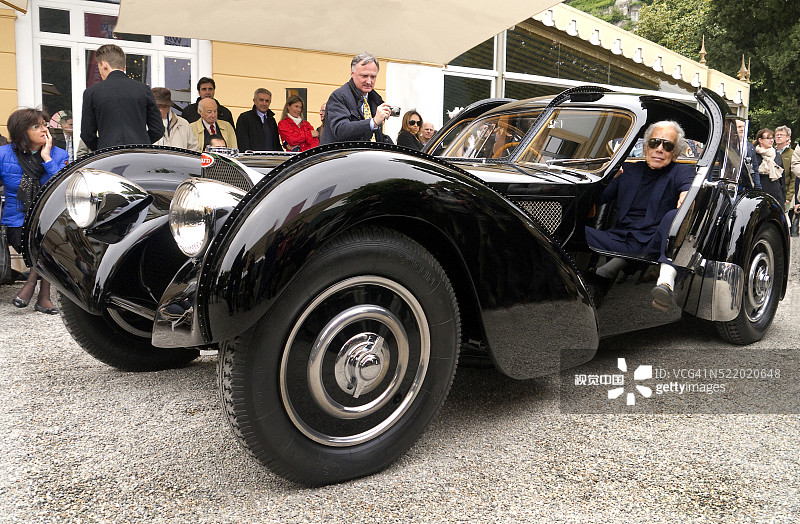 拉尔夫·劳伦在意大利科莫埃斯特庄园古董车展上驾驶他的布加迪57SC大西洋图片素材