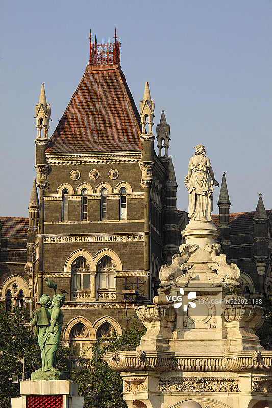 印度马哈拉施特拉邦孟买东方建筑群植物喷泉图片素材