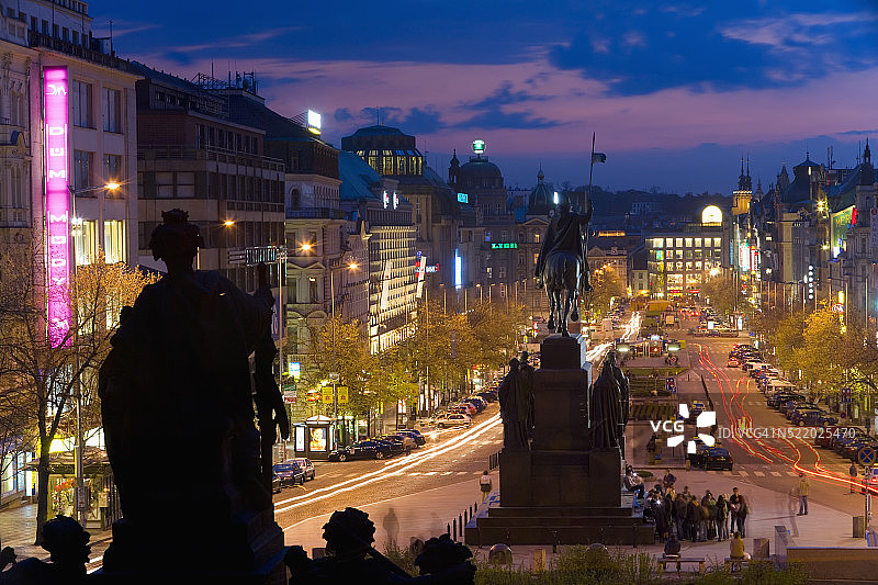 黄昏时的瓦茨拉夫广场图片素材