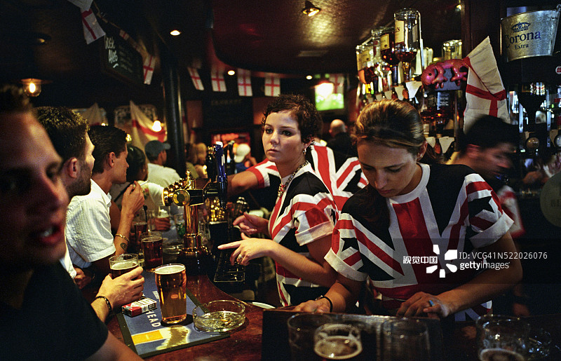 在英国酒吧穿着英国国旗衬衫的调酒师图片素材
