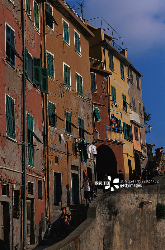 村庄公寓的人行道图片素材