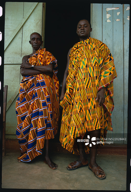 库马西的贵族身穿传统长袍图片素材