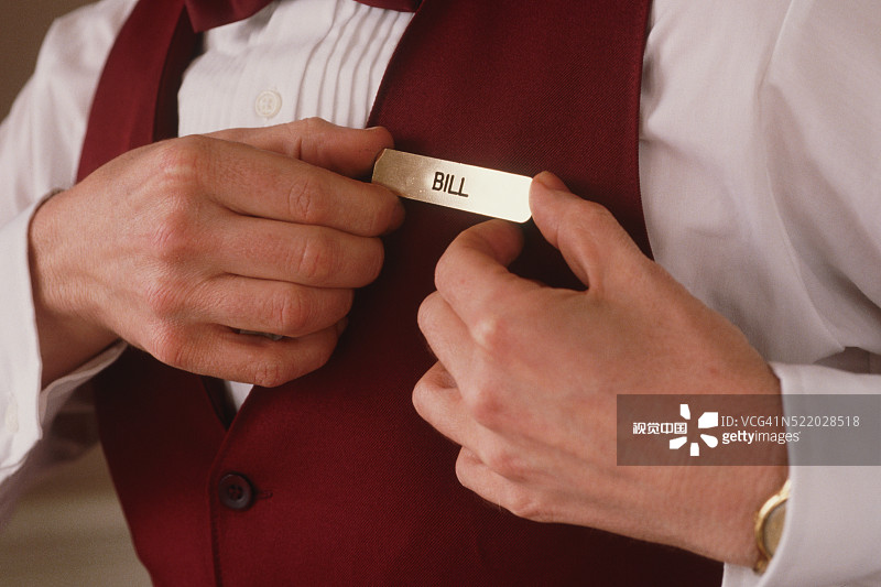 服务员整理名牌图片素材