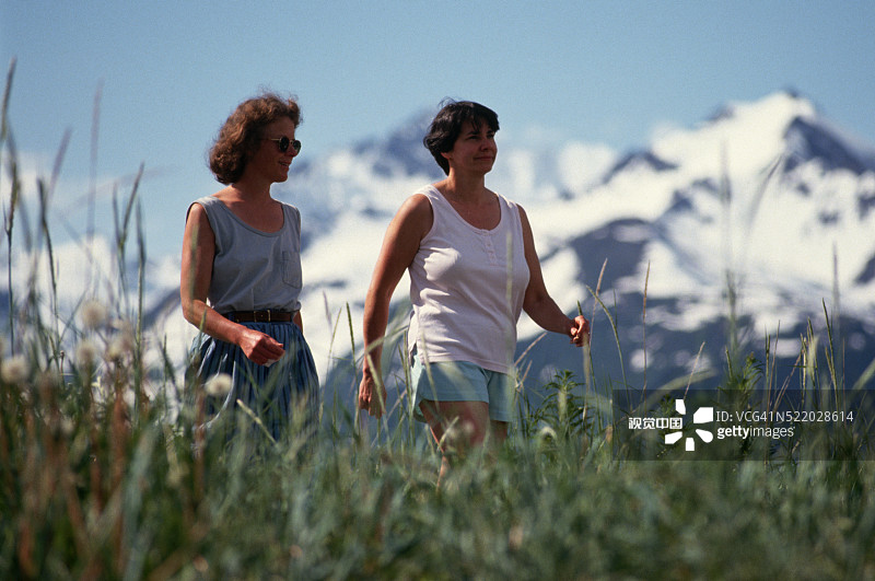 女人在阿拉斯加步行图片素材