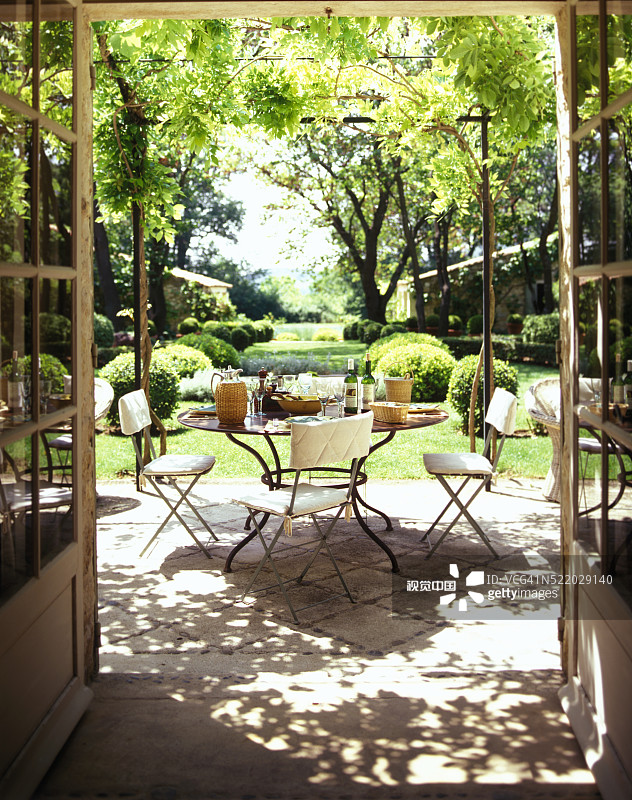 阴凉露台上的法式乡村餐桌图片素材