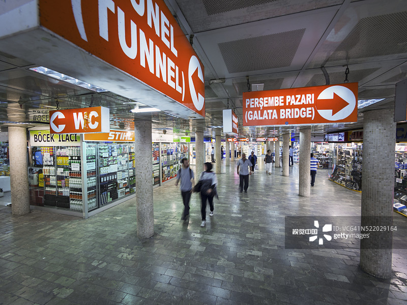 加拉塔桥附近的行人地下通道图片素材