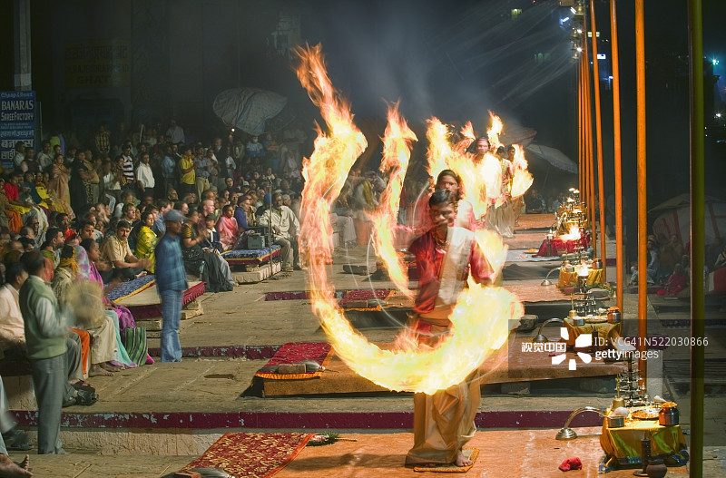 在达萨斯瓦梅朵河坛举行的恒河夜祭表演图片素材