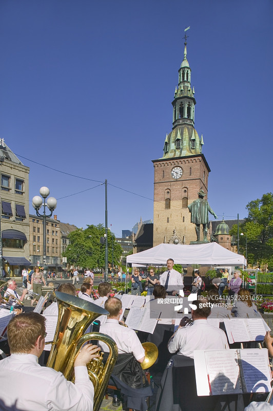铜管乐队在奥斯陆大教堂前演奏图片素材