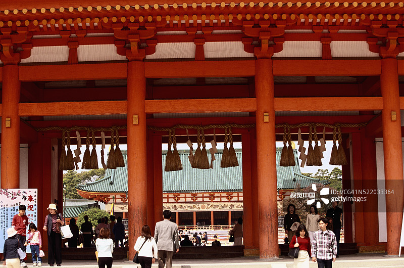 游客在京都平安神宫图片素材