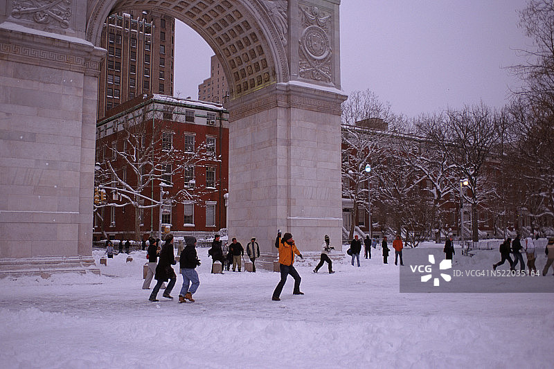 华盛顿广场公园的打雪仗场景图片素材