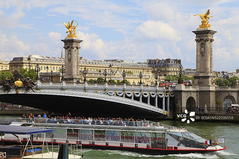 法国巴黎亚历山大三世桥和塞纳河图片素材
