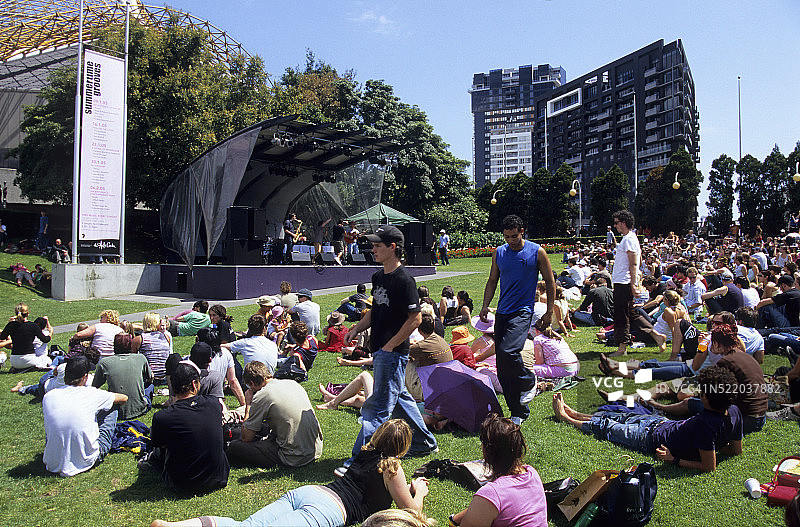 观看免费周日音乐会的人群图片素材