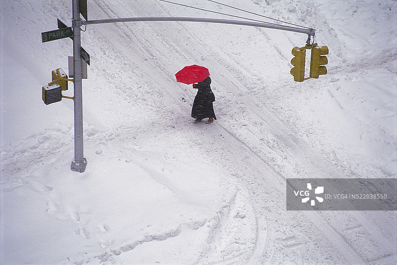 女子穿越雪地路口图片素材