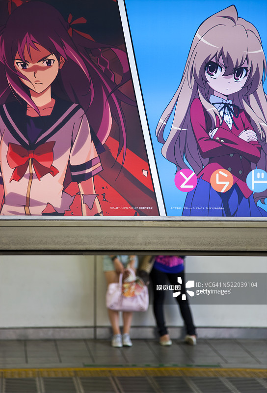 两位年轻女性等火车图片素材