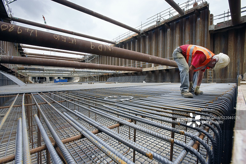 工人准备钢筋混凝土图片素材