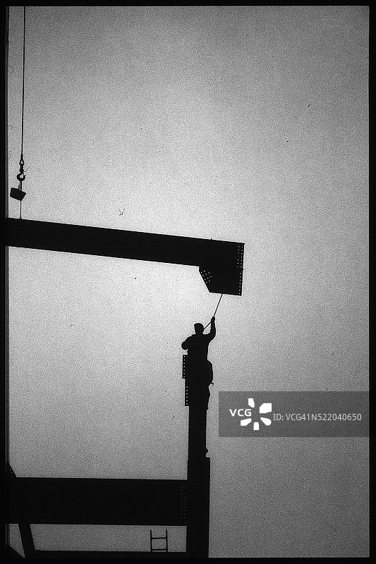 操纵梁的建筑工人图片素材