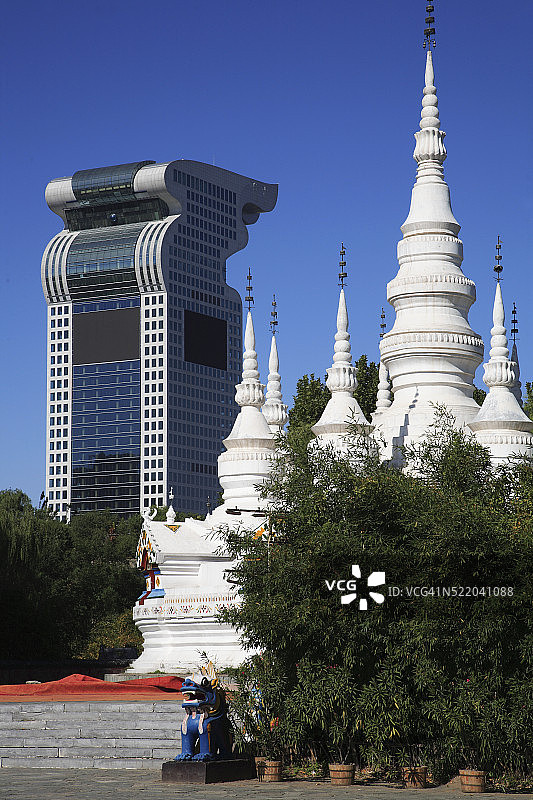 民族文化公园内佛塔背后的摩天大楼图片素材