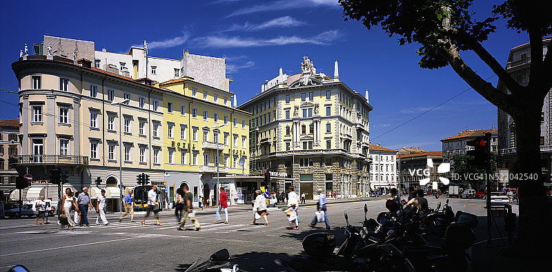 的里雅斯特焦苏埃·卡尔杜奇大街上的行人图片素材