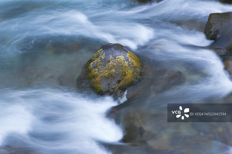 日本日光市大谷川中的禅意巨石图片素材