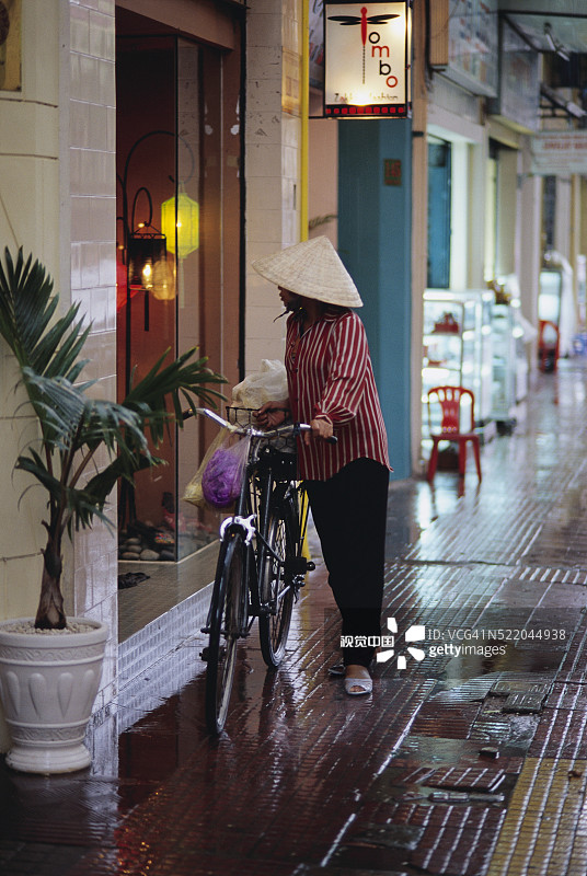 骑自行车的人在同起街沿街逛商店图片素材