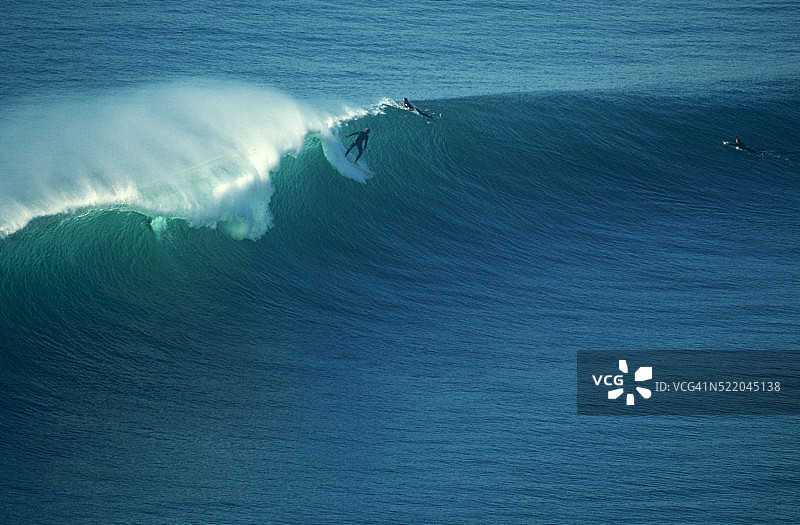 冲浪者在布莱克海滩乘浪图片素材