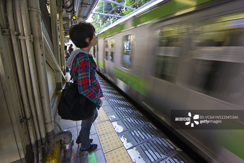等待火车的年轻女人图片素材