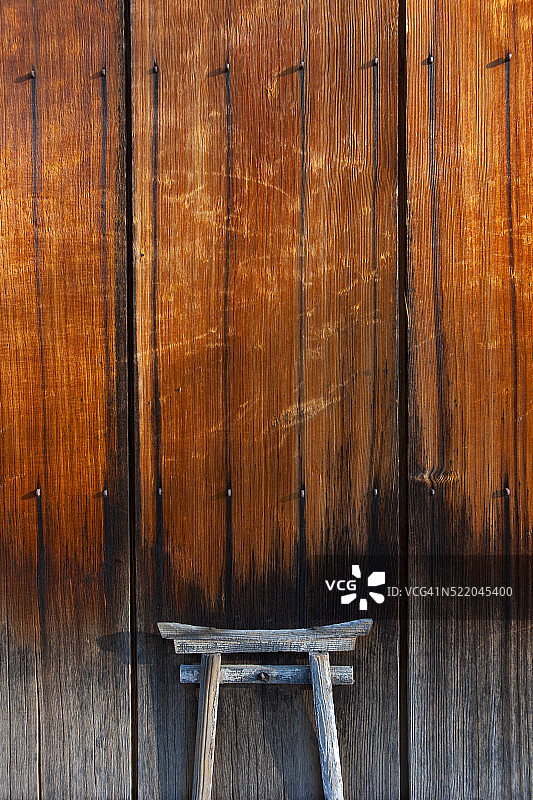 装饰木墙的小型鸟居图片素材