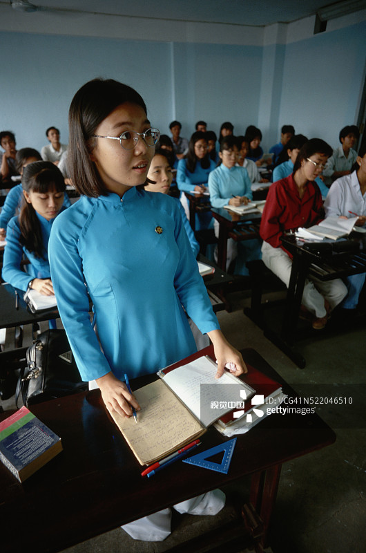 英语课堂上的越南学生图片素材