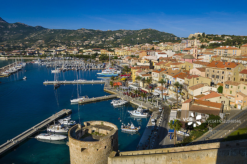 从科西嘉岛的塞拉圣母教堂看卡尔维图片素材