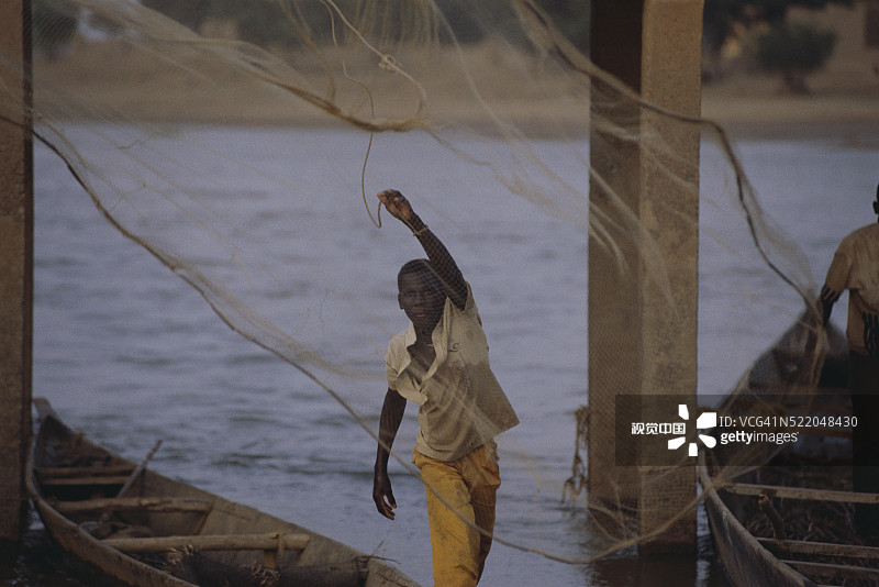 渔夫撒网图片素材
