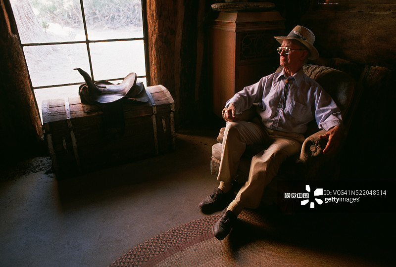 在小木屋里的老人图片素材