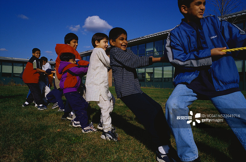 孩子们拔河比赛图片素材