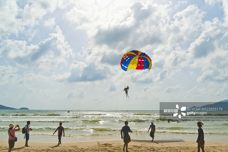 泰国普吉岛芭东海滩的拖曳伞船只图片素材