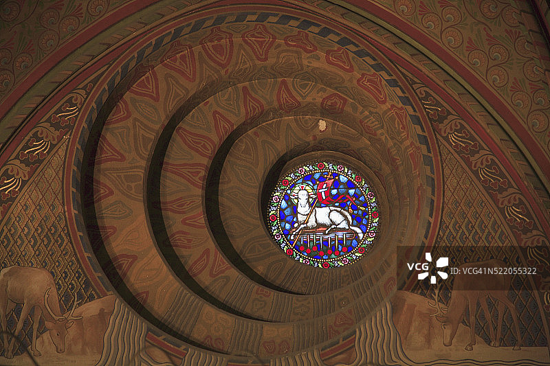 布达佩斯马蒂亚斯教堂的彩色玻璃窗图片素材