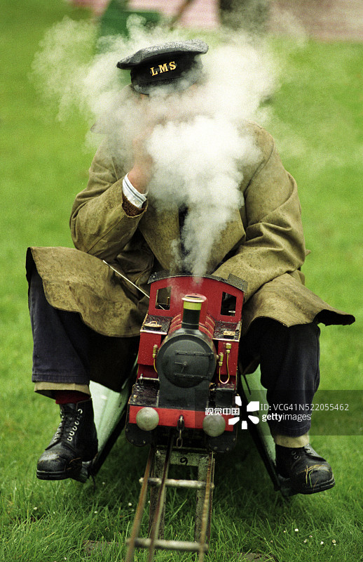 蒸汽吹到火车模型员的脸上图片素材