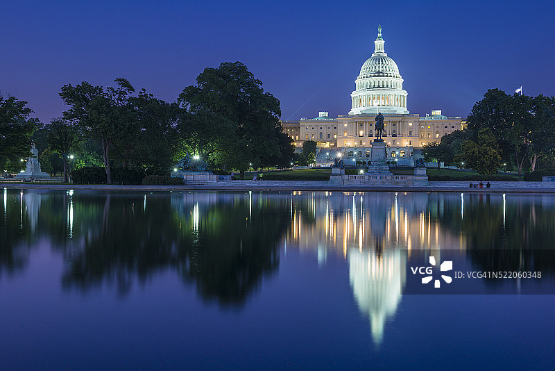 夜幕下的华盛顿美国国会大厦图片素材