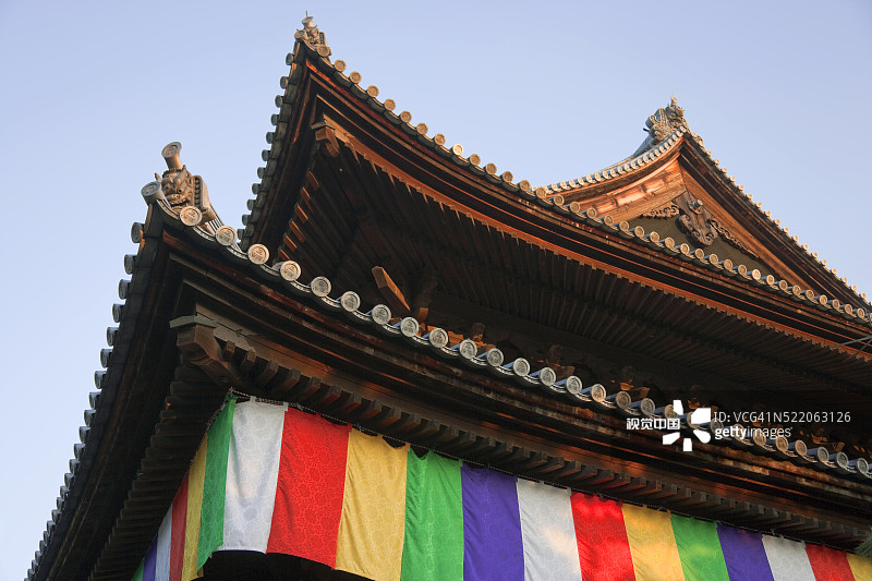 日本京都妙心寺屋檐下的彩色丝绸暖帘图片素材