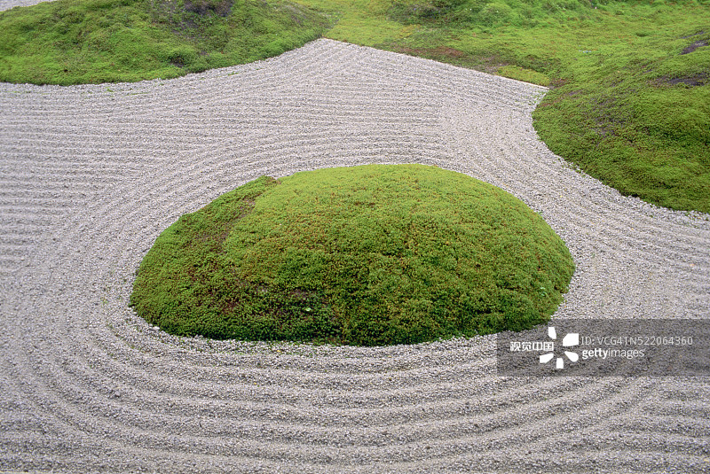 苔藓土堆周围的耙平砾石图片素材