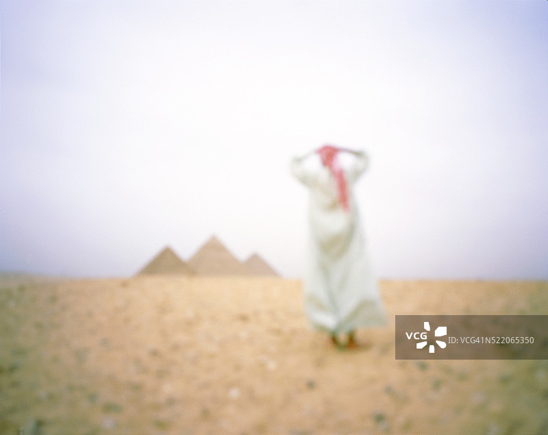 在埃及吉萨金字塔前的阿拉伯人图片素材