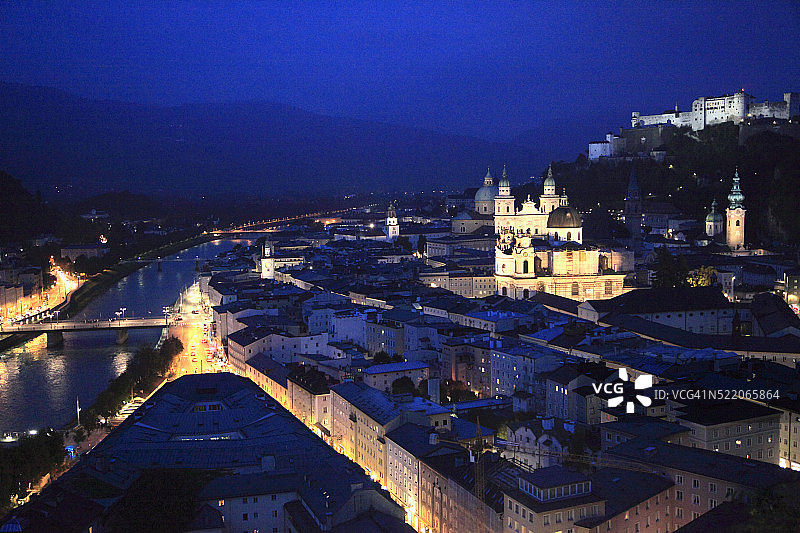 萨尔茨堡老城区和霍亨萨尔茨堡要塞夜景图片素材