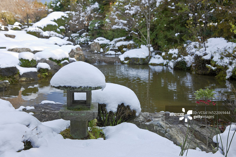 日本京都妙心寺雪中石灯笼图片素材