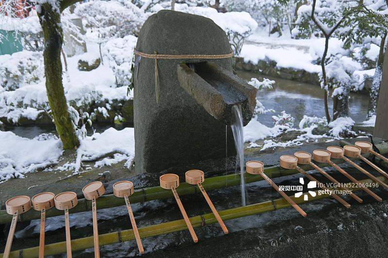 日本京都上贺茂神社净水盆雪景图片素材