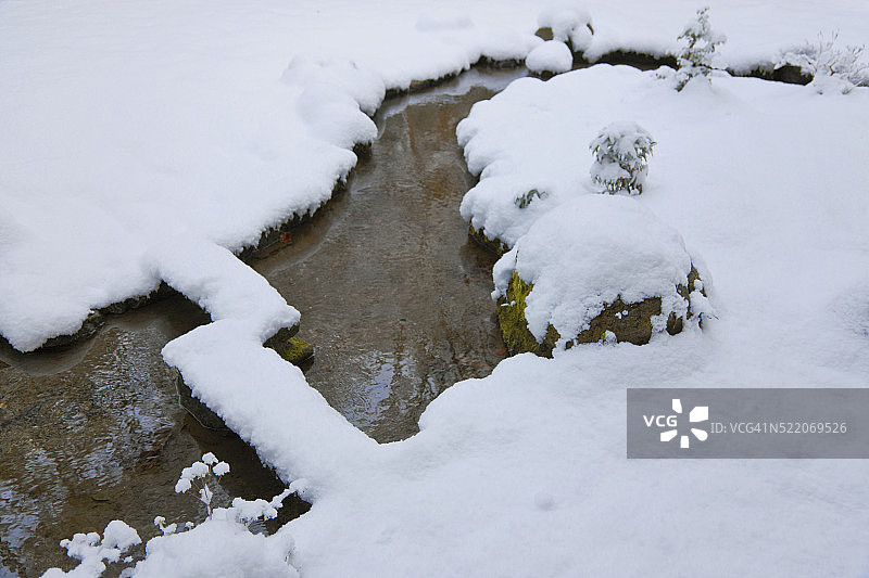 日本京都上贺茂神社的积雪庄溪园图片素材