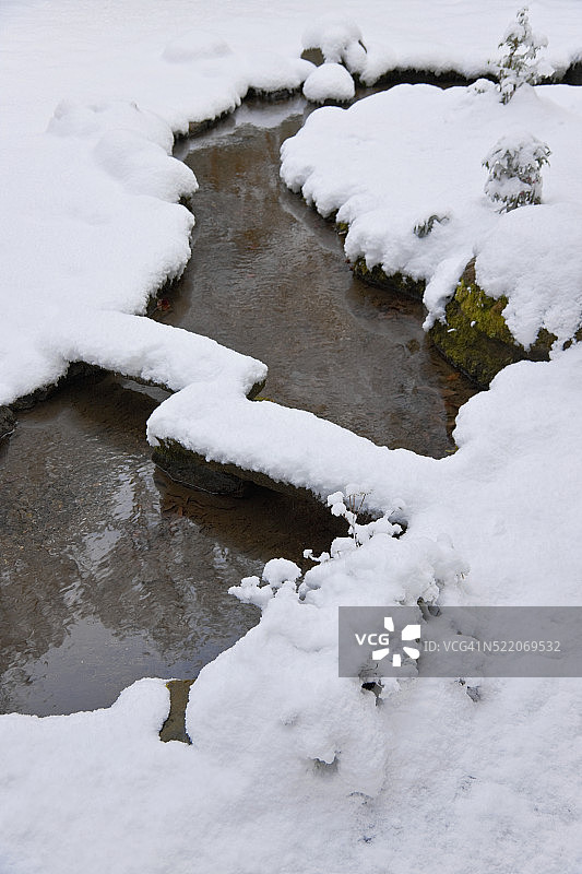 日本京都上贺茂神社的积雪庄溪园图片素材