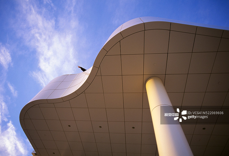 在保罗·盖蒂博物馆阳台上指着的手图片素材