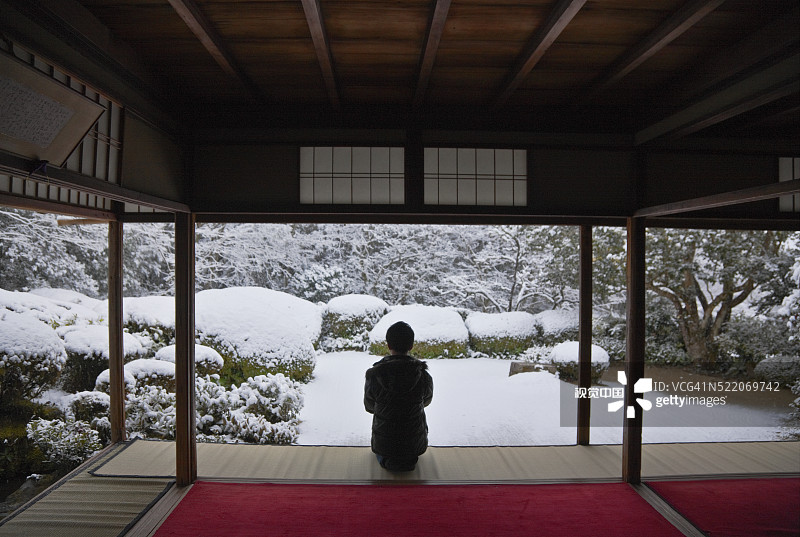 日本京都诗仙堂，白沙村庄书院的雪景禅宗花园图片素材