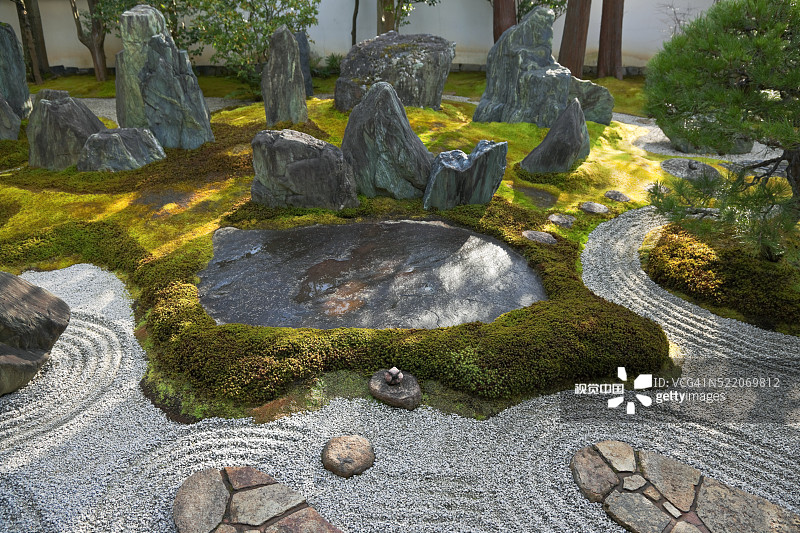 日本京都重森三玲庭园美术馆的枯山水庭园图片素材